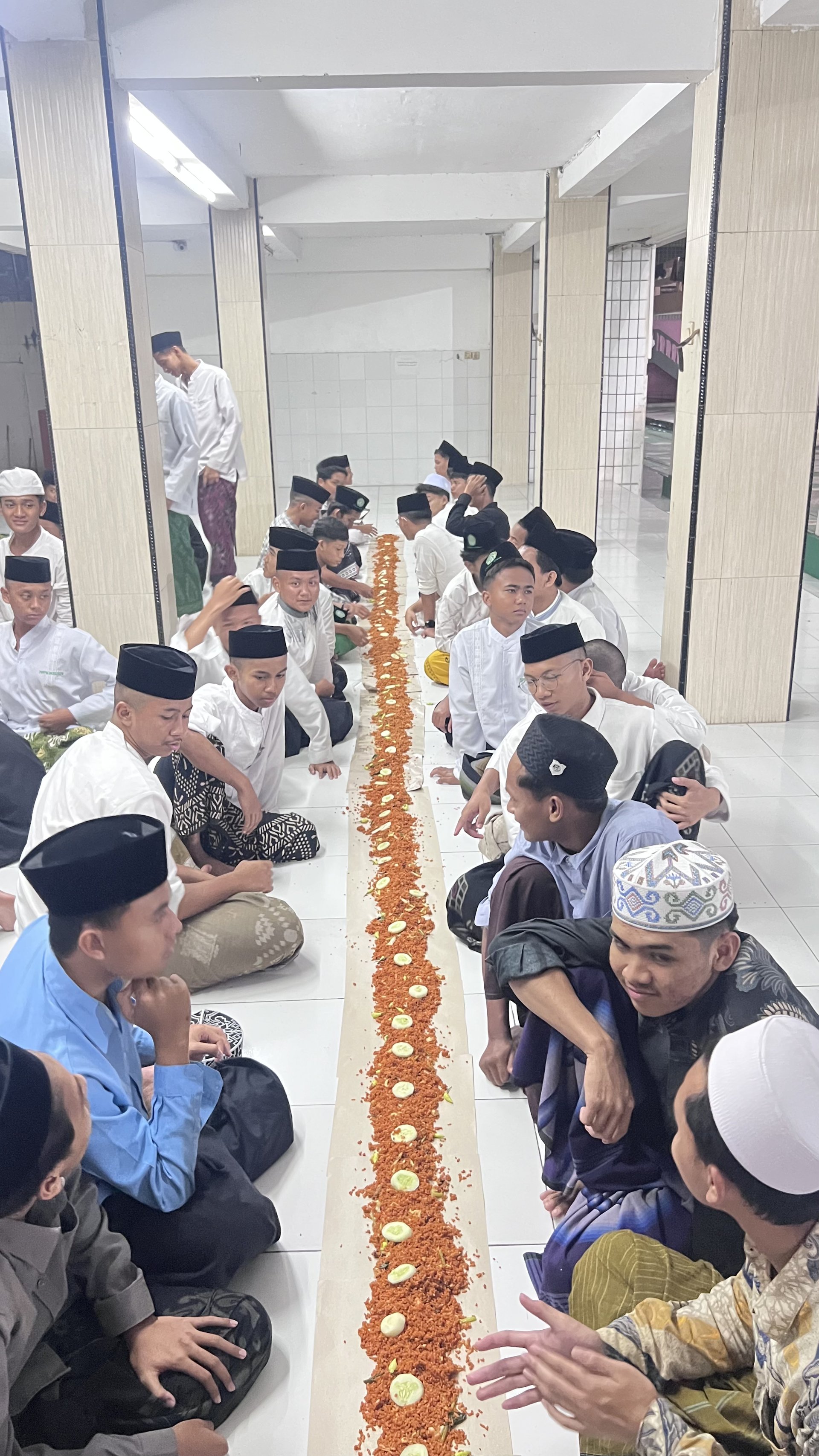 Tradisi Kembul Makan Bersama: Memupuk Nilai Kesederhanaan & Kebersamaan Santri