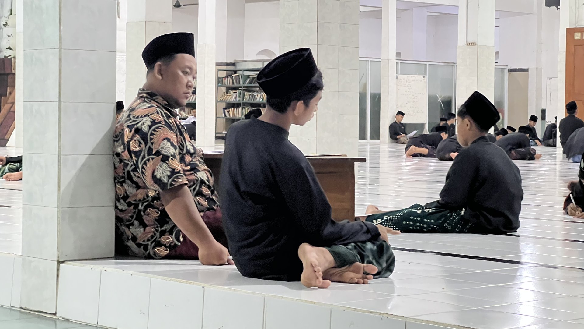 Momen Pembinaan dan Dialog Akrab Santri Bersama Ustadz di Aula