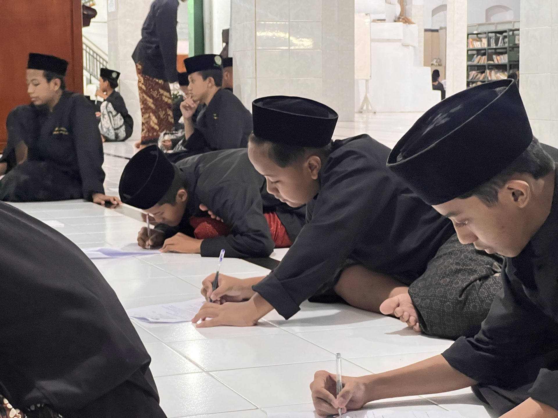 Suasana santri Madrasah Tafaqquh Fiddin Darul Ulum